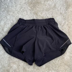 lululemon hotty hot low-rise lined short 2.5”